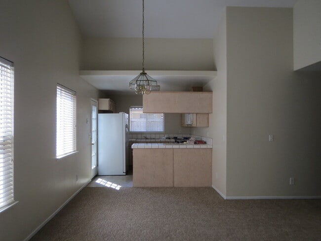 Building Photo - Nice home in Clovis. Near shopping, school...