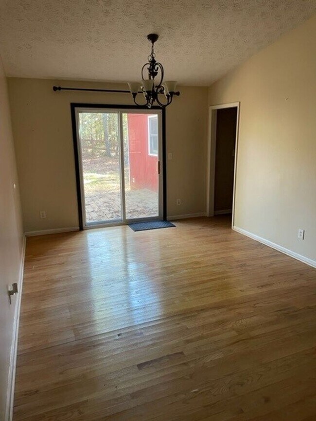 Foto del edificio - 468 Davis Rd