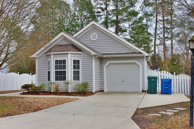 Primary Photo - Cute 3 Bedroom house with fenced yard in S...