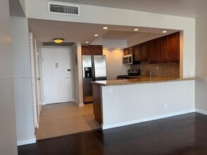 Building Photo - 1000 Parkview Dr