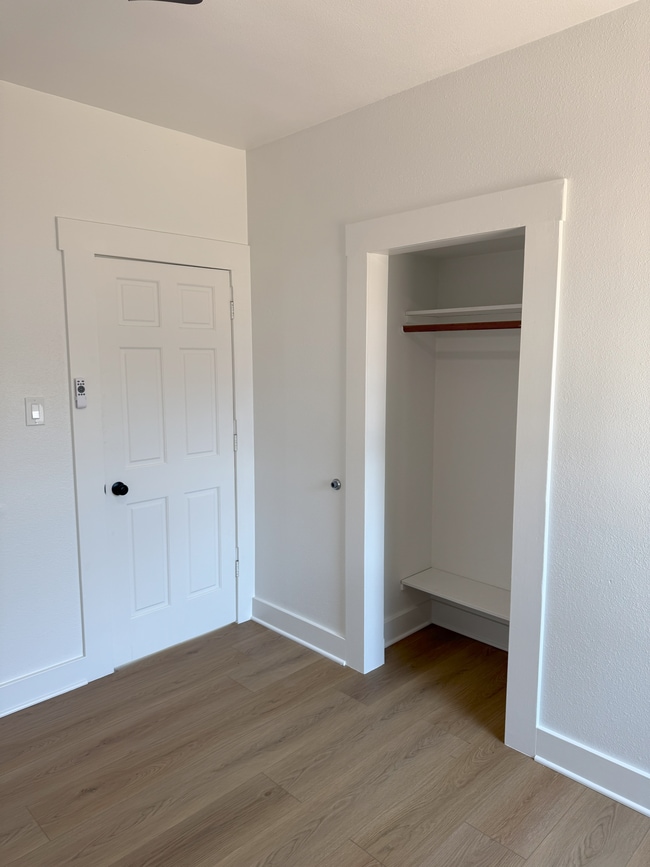 Foto del edificio - 1033 E 16th St