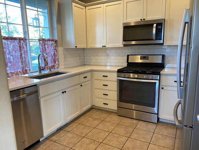 Foto del edificio - Super Cute 3 Bedroom Home With Porch Swing!