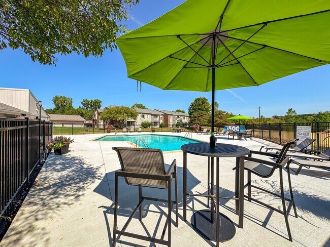 Piscina climatizada en Three Oaks Apartments en Troy, MI - Three Oaks Apartments