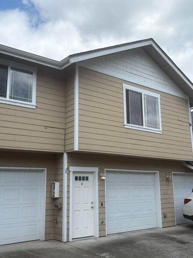 Building Photo - Beautiful downtown Sumner Townhouse Condo