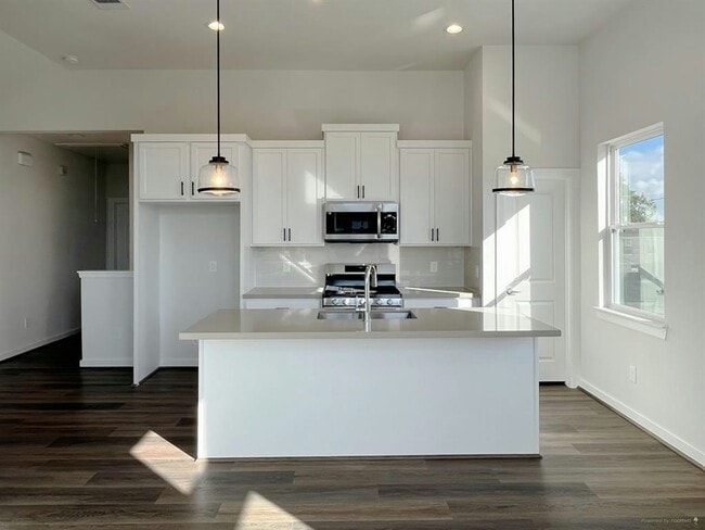 Building Photo - 717 Emile St