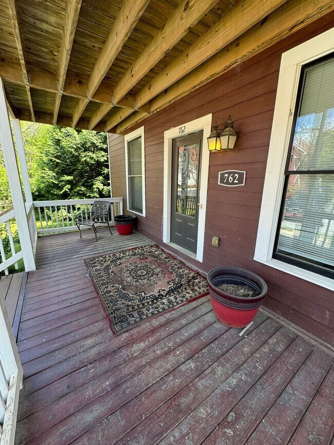 Foto del edificio - Awesome Townhome On Barber St.!