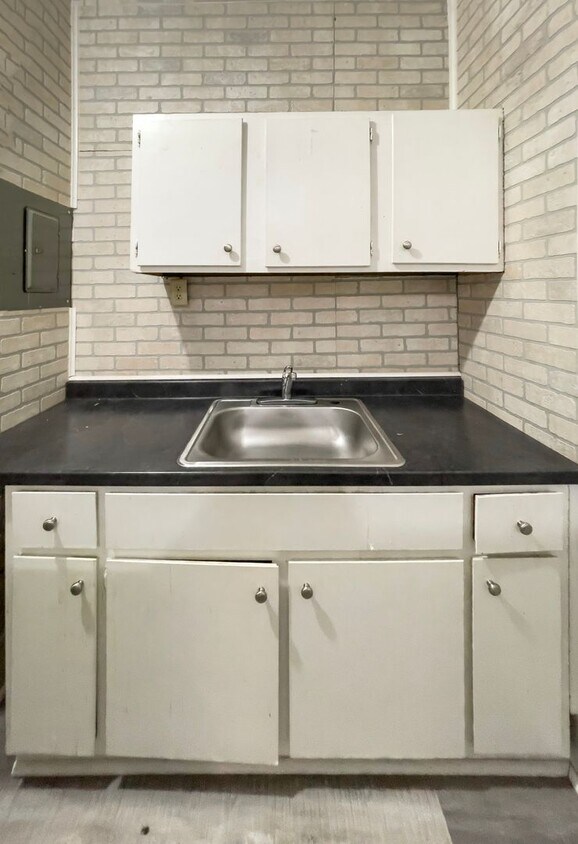 Primary Photo - PRELEASING for AUGUST! Close to Campus