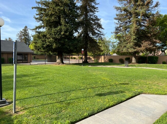 Building Photo - Two story condo in East Modesto!