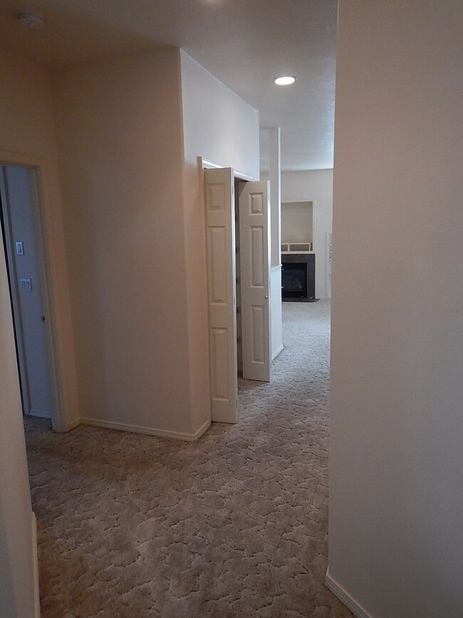 Building Photo - 3 Bedroom, 2 Bathroom House on North End of Prineville  - Available Soon!