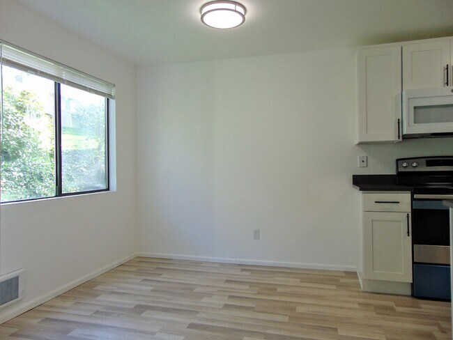 Foto del edificio - Beautifully Updated 2 Bedroom/2 Bath Renton Condo!