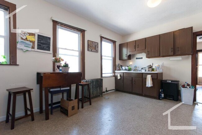 Foto del edificio - Huge 4 bed unit in Oak Square well below m...