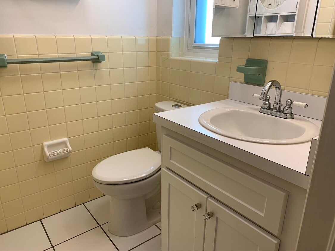 Bath 1 - 1732 Indian Rocks Rd