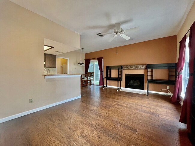 Foto del edificio - Centrally Located Condo - 2 Bedroom and 2 ...