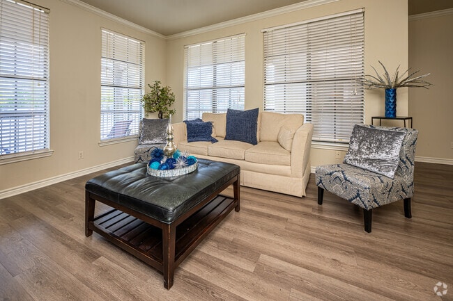 2BR, 2BA - 1,242SF - Living Room - Paramount at Cedar Lodge