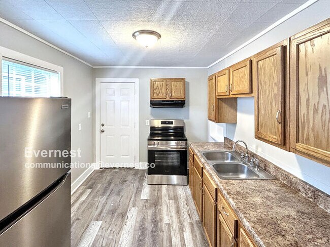 Building Photo - Charming 3-Bedroom Home with Fenced Yard a...