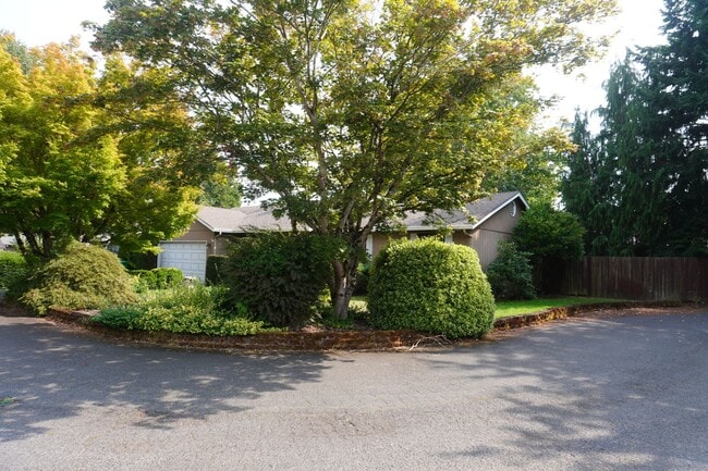 Building Photo - 4631 NW Lincoln Ave