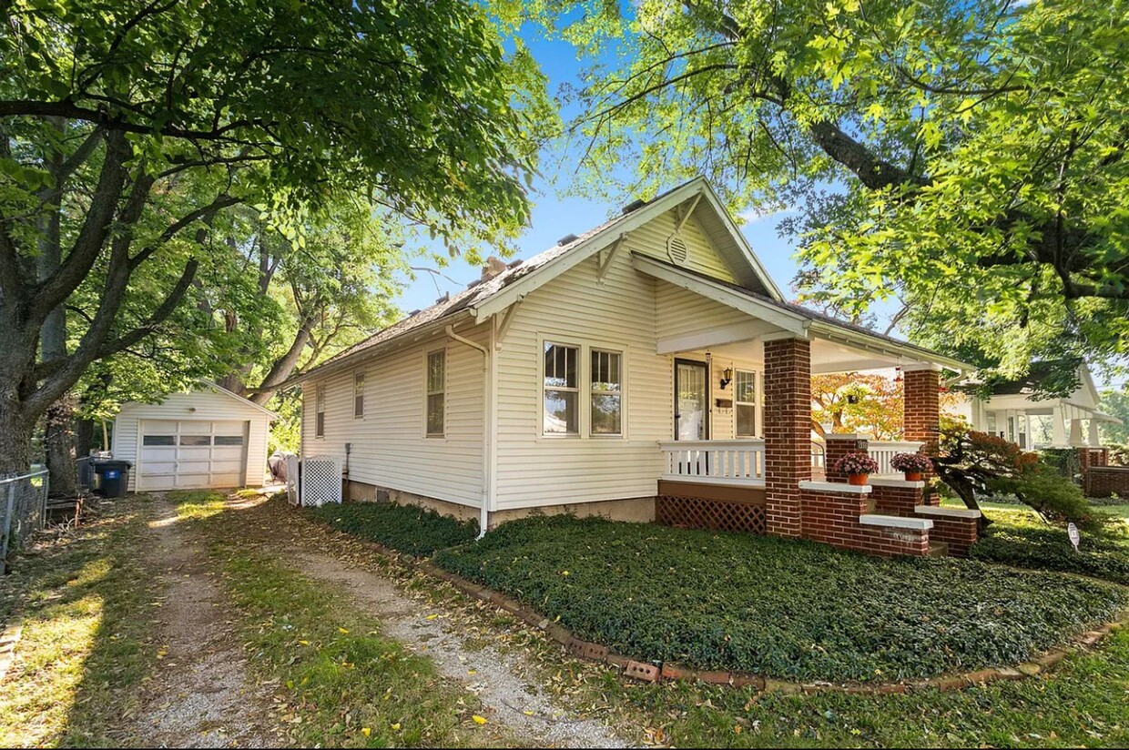 Foto principal - Adorable 3 Bedroom House near campus!