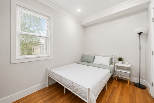 Building Photo - 66 Mozart St