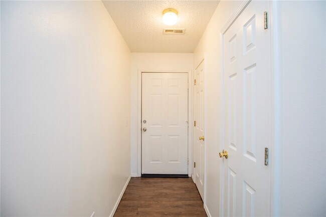 Foto del edificio - 2509 Parkcrest Dr