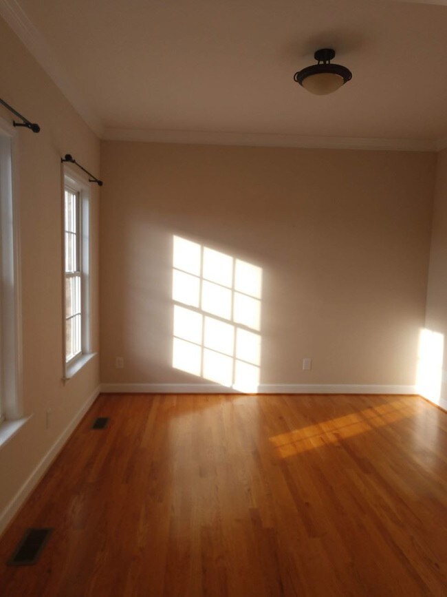 Building Photo - 4 br, 3.5 bath House - 1184 Farmington Drive