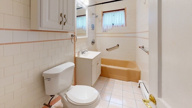 Building Photo - 376 Fellsway W
