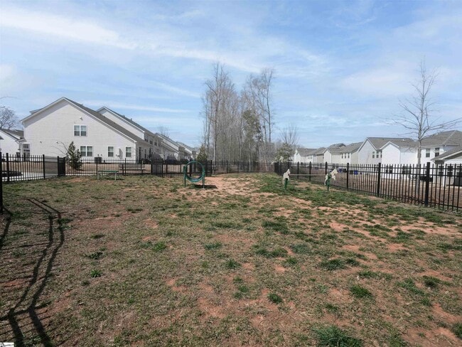 Foto del edificio - 323 Bryland Wy