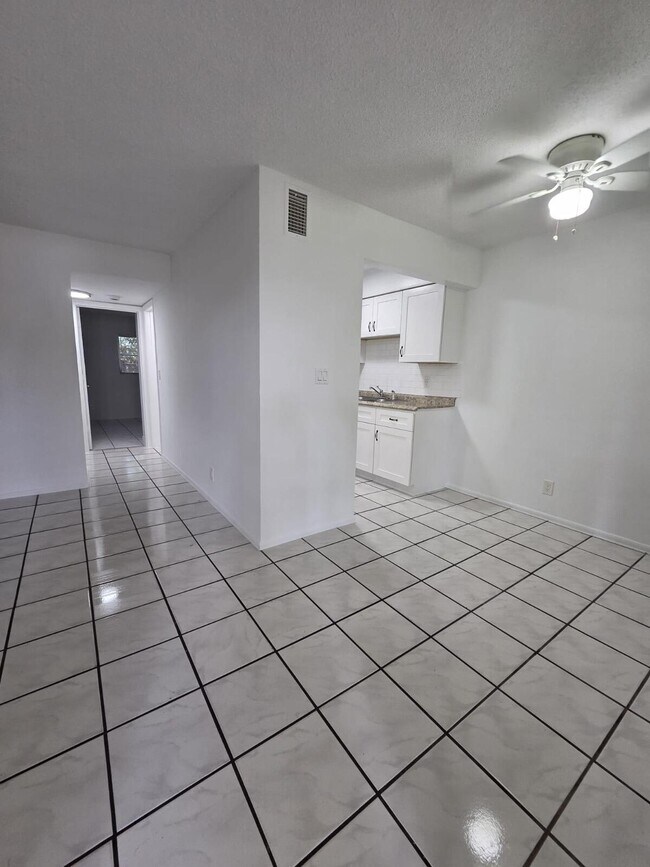 Building Photo - 1401 NE 17th Ct