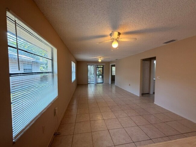 Foto del edificio - Open and bright 2/2 with garage