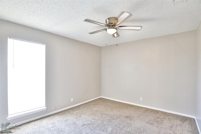 Building Photo - 726 Redbird Ln