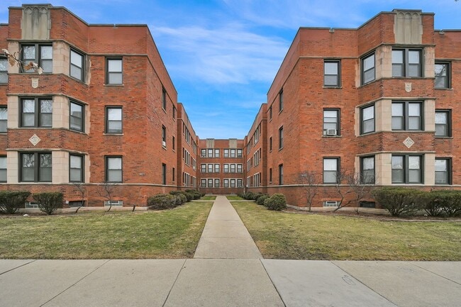Building Photo - Spacious Studio in Beverly