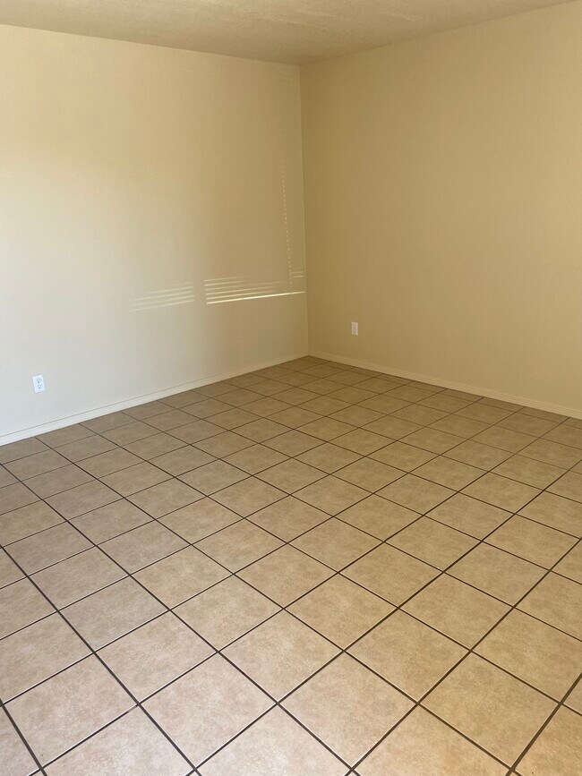 Espacio vital - 8493 Roseway Dr