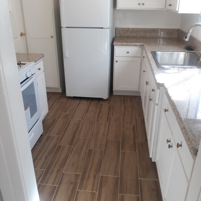 Building Photo - 136 W 71st St