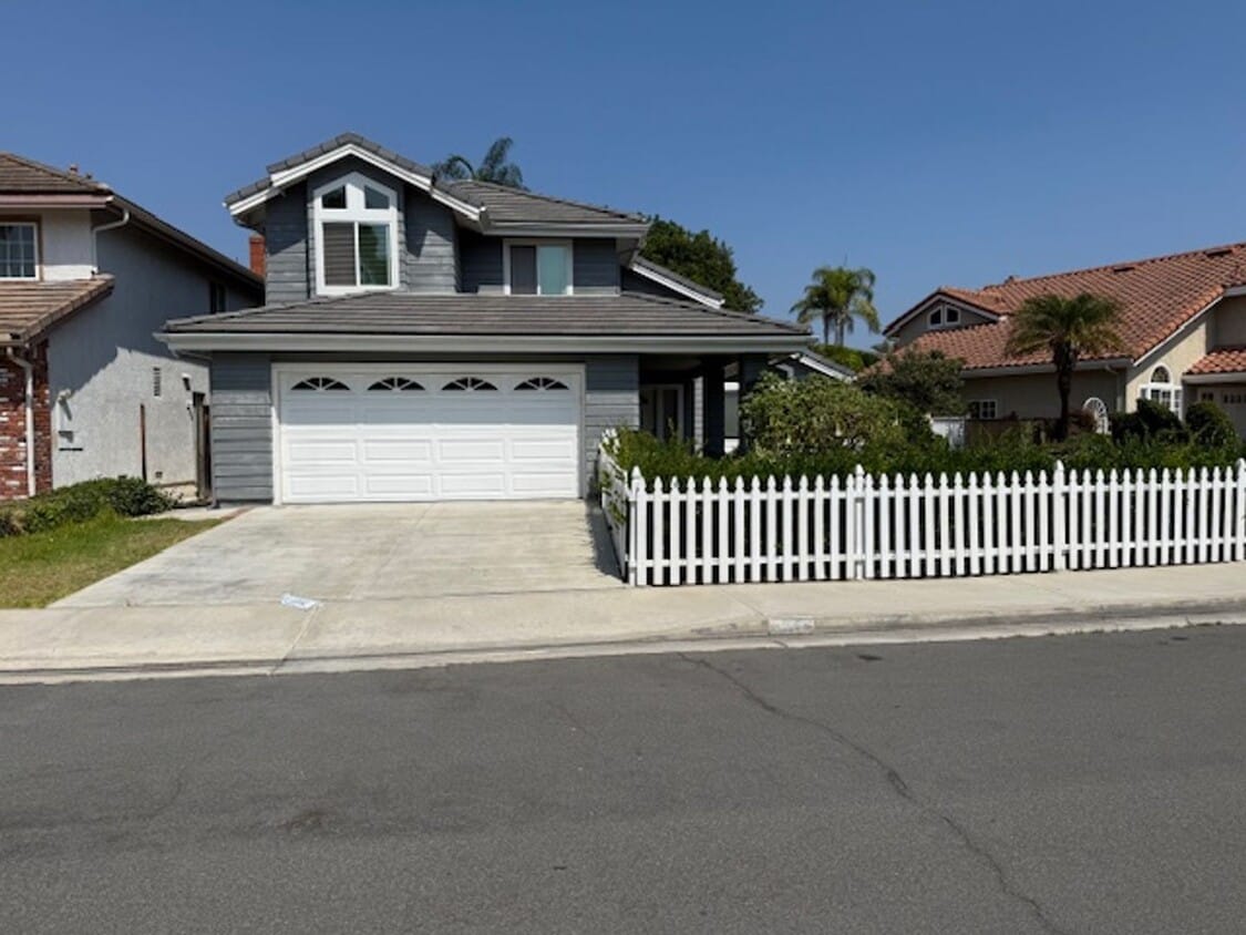 Foto principal - White Picket Fence Home in Irvine