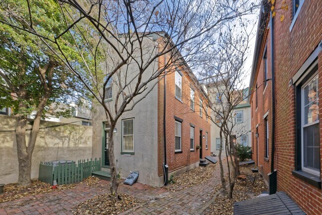Back Courtyard - 806 S Bond St