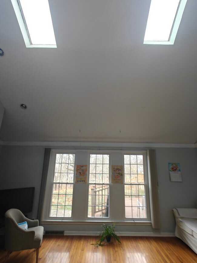 Building Photo - 223 Springhouse Ln