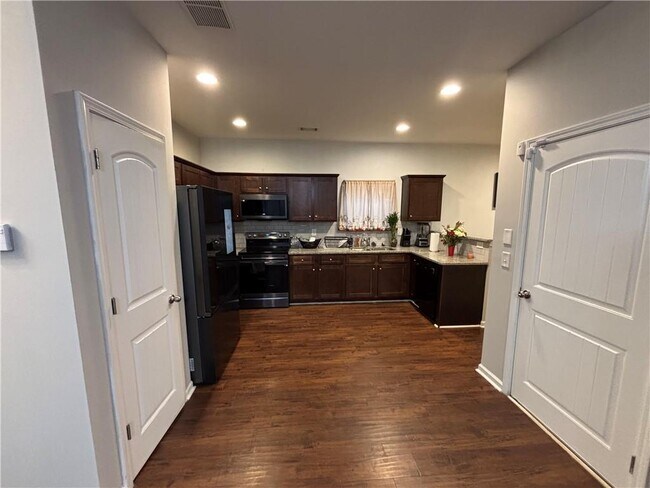 Building Photo - 518 Tulip Ln
