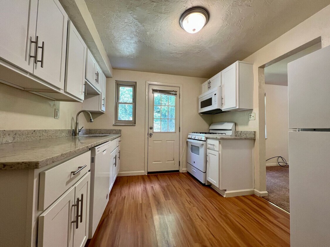 Beautiful 3-Bedroom Duplex in Castle Shannon! Back Yard, Central A/C & More! Call Today! - Beautiful 3-Bedroom Duplex in Castle Shannon! Back Yard, Central A/C & More! Call Today!