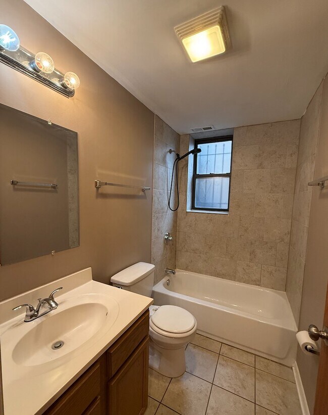 Foto del edificio - 1904 E 79th St