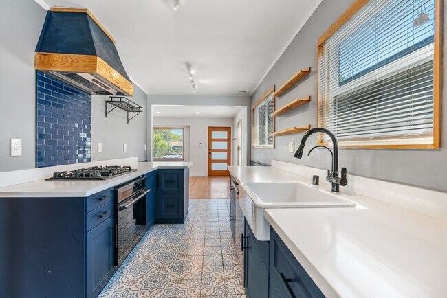 Foto del edificio - Move-in ready Magnolia Park gem — modern f...