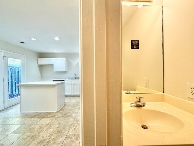 Building Photo - Charming 2 Bedroom Townhome in Chelsea Commons