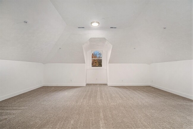 Building Photo - 302 Stuart Ave