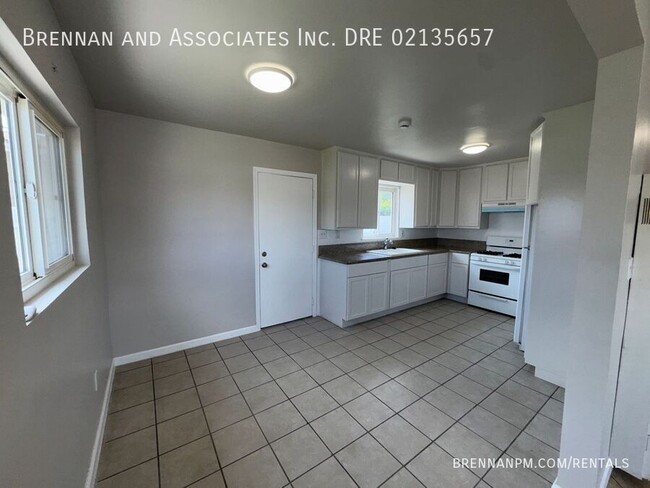 Building Photo - 806 S 33rd St