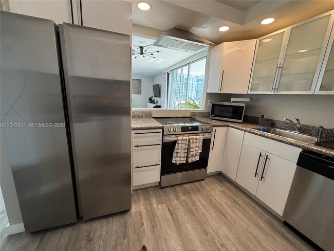 Building Photo - 5838 Collins Ave