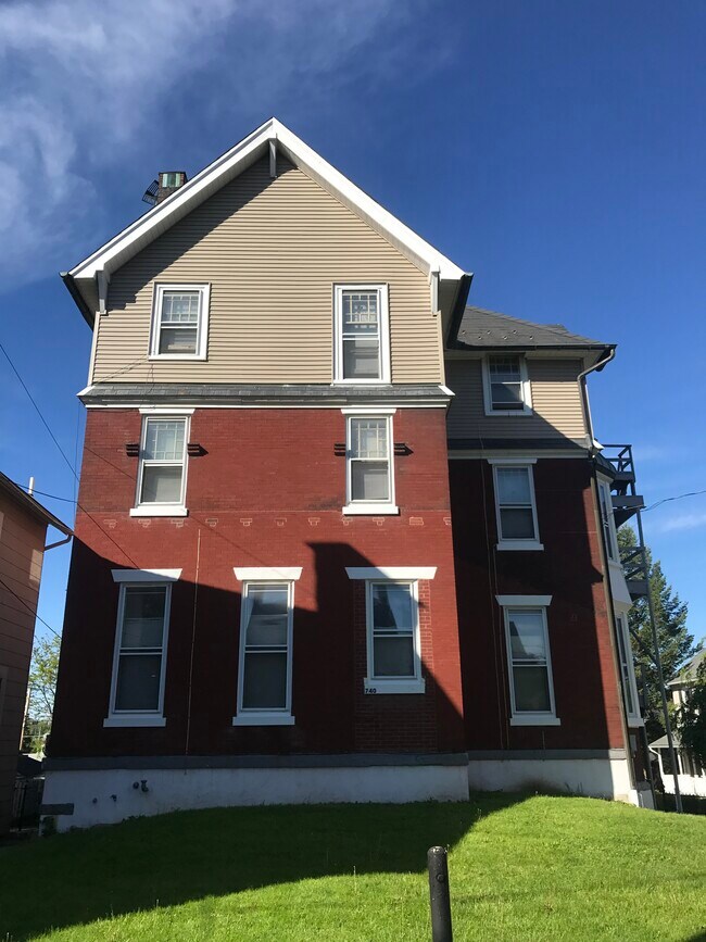 Edificio principal - 740 2nd St