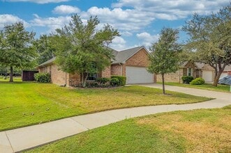 Building Photo - 8127 Robertson Dr