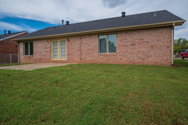 Building Photo - 3500 Deer Trl