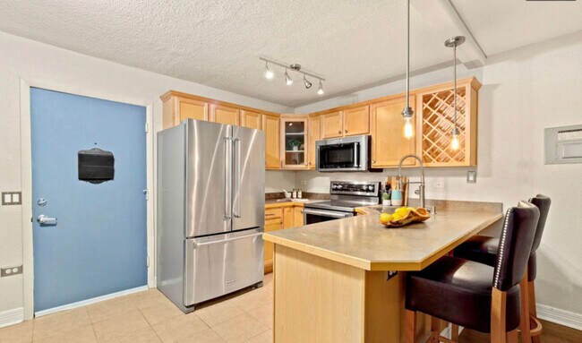 Building Photo - 909 Logan St