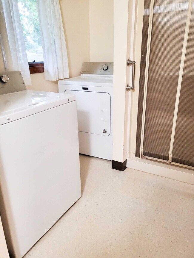 Foto del edificio - 4872 Elmwood St