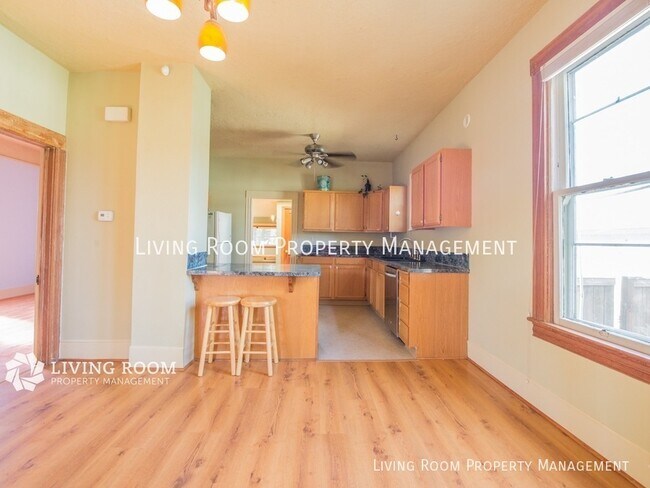 Building Photo - Montavilla Bungalow With Room for 2 Home O...