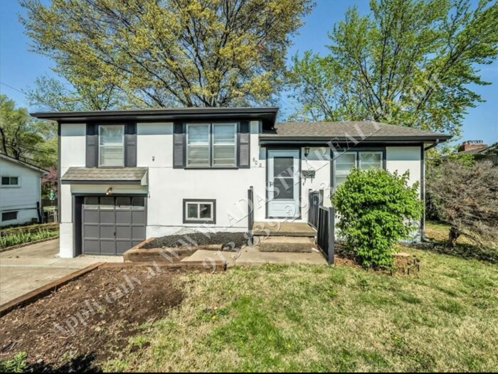 Primary Photo - Updated 4 Bed 2 Bath Home in Lees Summit-C...